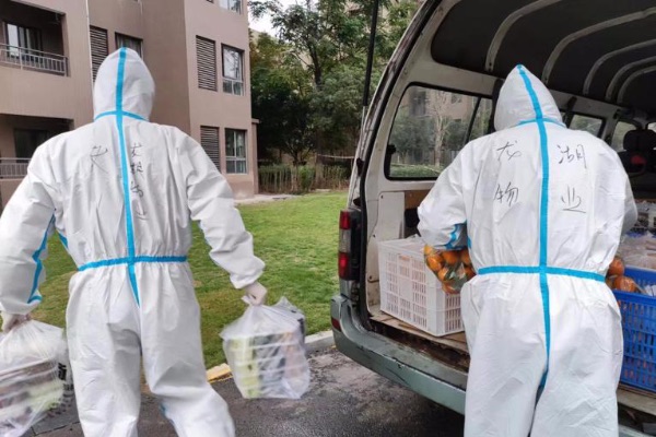 龍湖物業疫情防控志愿者積極投身疫情防控工作中。重慶市房地產業協會供圖