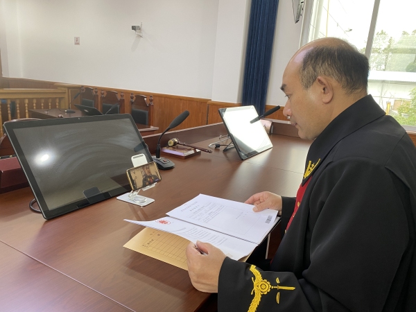 法官在線開庭。閆洋攝