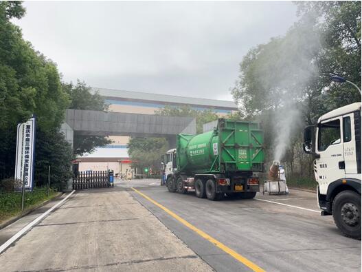 三峰豐盛公司工作人員對入廠車輛進行病毒消殺。三峰環境集團供圖