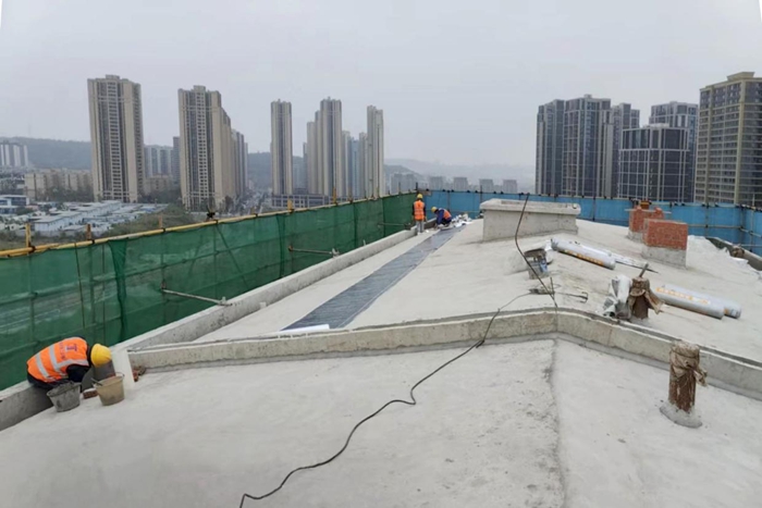 疫情期間，工作人員對康田星樾8號樓坡屋面進行防水施工。