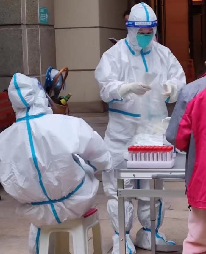 重慶市國資委黨員張敏報名參加志愿服務，開展維持秩序、信息采集等工作。重慶市國資委供圖