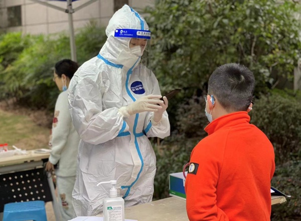 重慶化醫集團重慶醫藥黨員李姝媚在社區開展核酸檢測信息采集工作。重慶化醫集團供圖