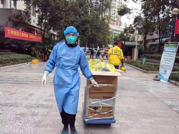 重慶交通開投集團黨員王旭配合社區開展核酸檢測信息錄入和生活物資配送。重慶交通開投集團供圖