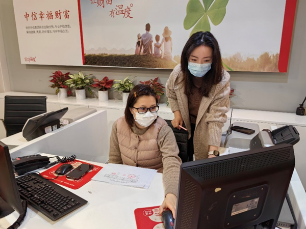 中信銀行重慶北城天街支行員工到行發放失業金。中信銀行重慶分行供圖