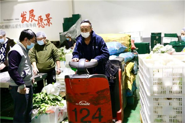 向安倫在駕駛叉車運送物資。重慶百貨供圖