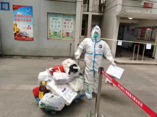 兩江新區人和街道萬紫山社區100多位志愿者與各路防疫力量一道守護著社區7000多人的健康綠，圖為志愿者為居民們搬運物資。兩江新區人和街道萬紫山社區供圖