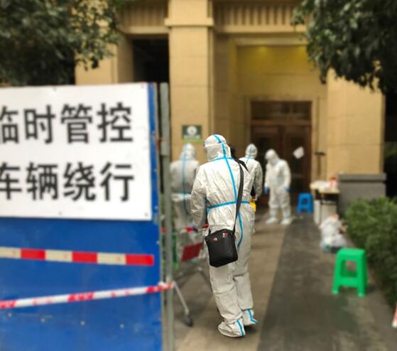 康橋融府防疫支援隊進入隔離區送生活物資?？堤镏腔鄯展﹫D