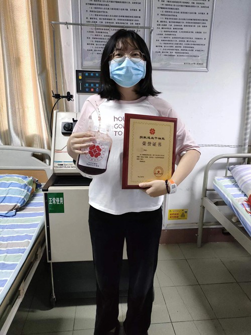 小麗手捧捐獻造血干細胞榮譽證書。西南大學供圖