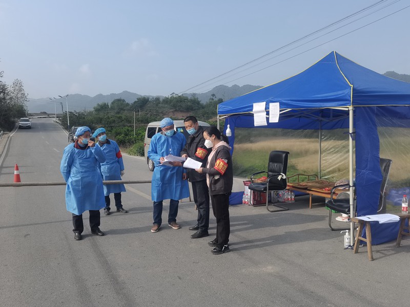 圖為唐紹琴（右一）在工作。