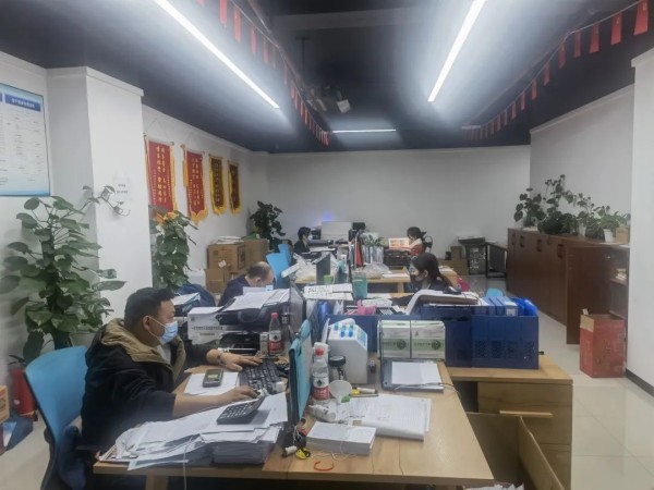 后勤人員執行封閉值守和24小時值班制度，晝夜不歇、開足馬力。