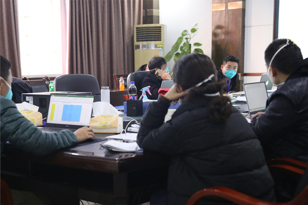 鐵山坪街道疫情指揮部24小時值班。馮良攝