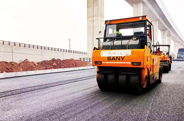 兩江大道項目實施平整路面。重慶建工集團供圖