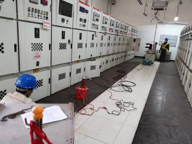 電力工人正在開展電氣試驗。向江微攝