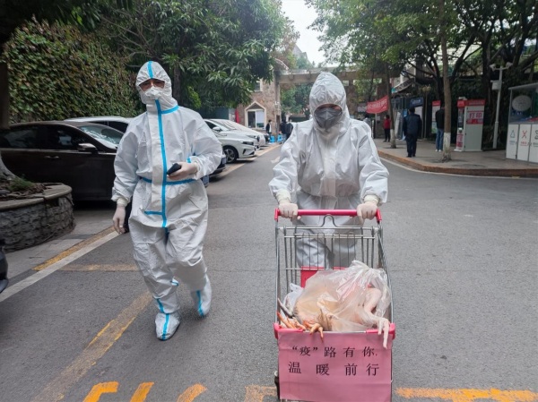 黨員志愿者為轄區特殊群體上門送物資?？蹬d路社區供圖