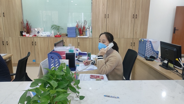 周麗正在接群眾來電。重慶市婦聯供圖