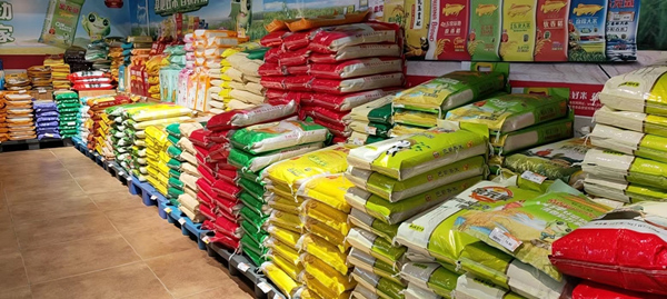 超市物資供應充足。程超攝