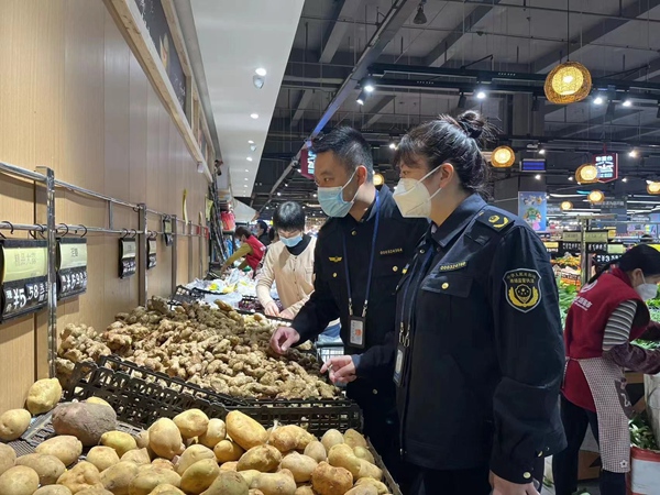 江津區市場監管局工作專班檢查農貿市場、超市、藥店、糧油果蔬經營門店等市場主體。江津區市場監管局供圖