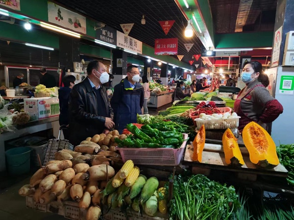 江津區市場監管局組建工作專班深入市場開展執法檢查。江津區市場監管局供圖