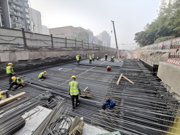 五臺山立交至雙山隧道段改造工程，工人正在綁扎鋼筋。中冶建工集團供圖