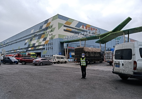 民警在海領農貿市場值守，確保道路暢通。渝北區公安分局供圖