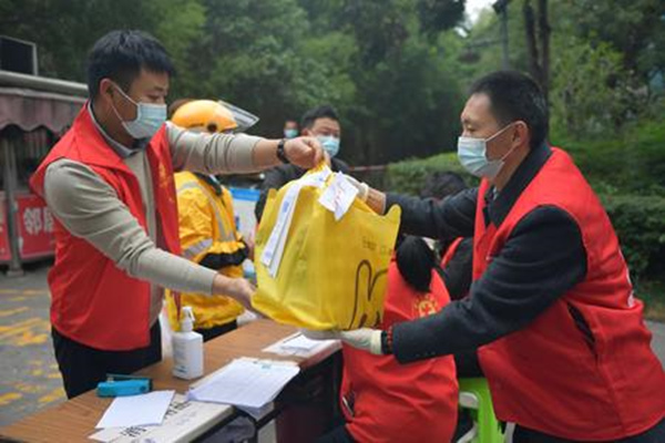 志愿者們通力協作，將登記好的物資進行分揀、配送。李芳攝