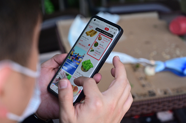 江津區居民通過“江津區無接觸物資保供配送平臺”購買生活物資。江津區委宣傳部供圖