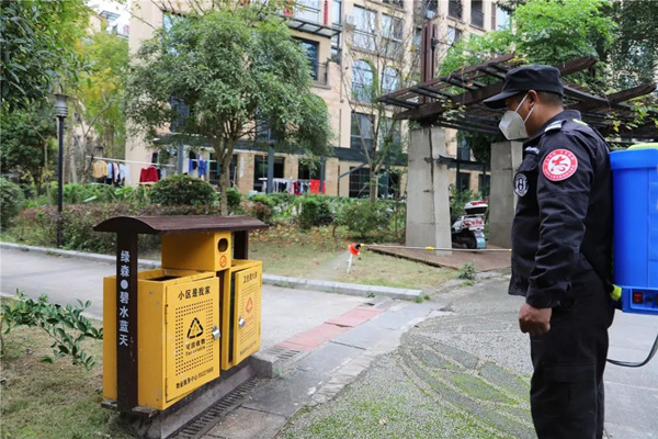 物業志愿者對小區進行消毒。劉婷攝