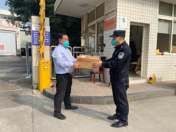 花溪派出所民警王剛為企業送醫用口罩。巴南區公安分局供圖