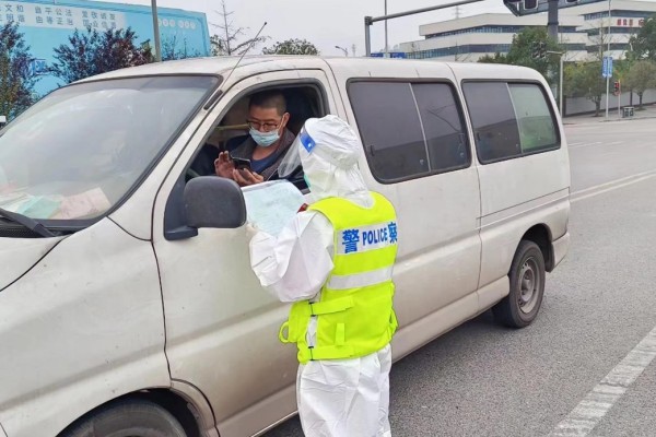青山派出所民警查驗入園車輛。巴南區公安分局供圖
