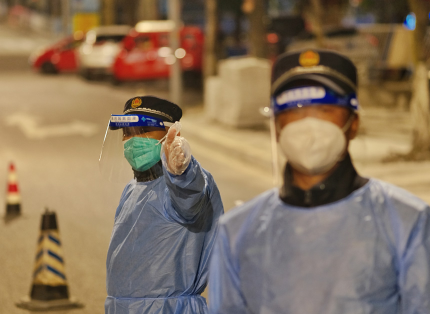 銅元局亞太路路口，城管隊員深夜值守封控區車輛進出。郭旭攝