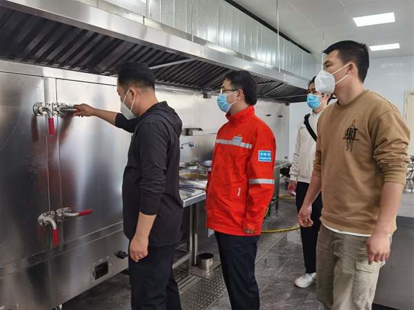 重慶燃氣兩江公司對現場用氣設備進行檢查。燃氣集團供圖