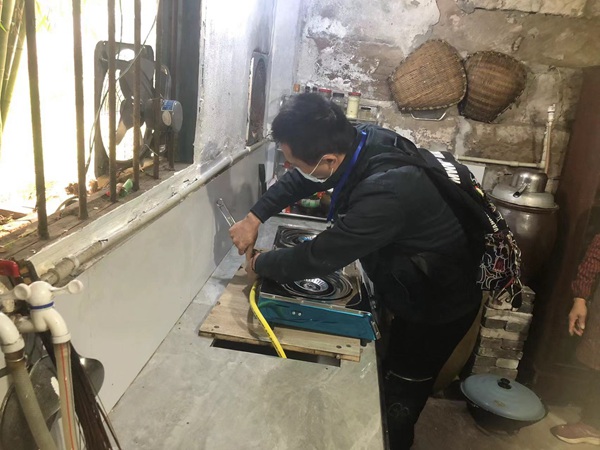 重慶燃氣合川公司員工正在為村里用戶通氣。燃氣集團供圖