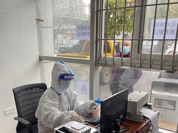 重慶燃氣長南公司工作人員正在顯碼障礙窗口為群眾服務。燃氣集團供圖