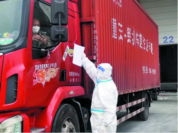 工作人員仔細核對保供車輛的相關證件