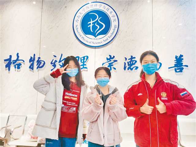 十一月二十九日，西南大學學子收到學校老師送來的冬衣。（受訪者供圖）