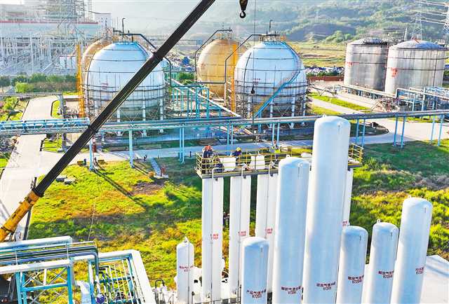 十一月二十八日，位于萬盛經開區平山工業園區的東方希望集團萬盛煤化公司，員工在進行技改施工，為完成全年生產任務沖刺。連日來，該工業園區實施閉環生產，員工在崗率達百分之九十八。特約攝影 曹永龍\視覺重慶