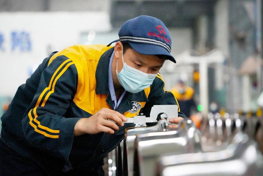 重慶西車輛段輪軸裝修工正在進行輪對檢測。吳晉超攝