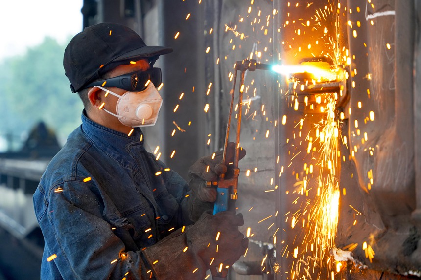 重慶西車輛段車輛鉗工正在進行車鉤狀態檢查。吳晉超攝