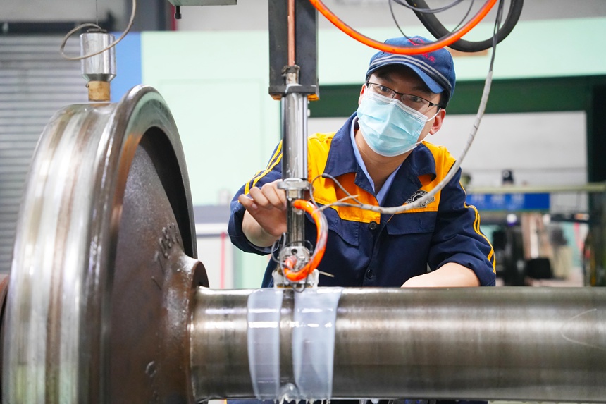 重慶西車輛段車輛鉗工正在進行車鉤狀態檢查。吳晉超攝