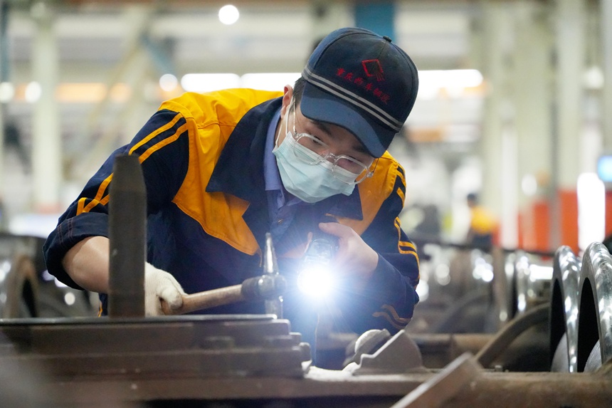 重慶西車輛段質檢員正在進行轉向架落成檢查。吳晉超攝