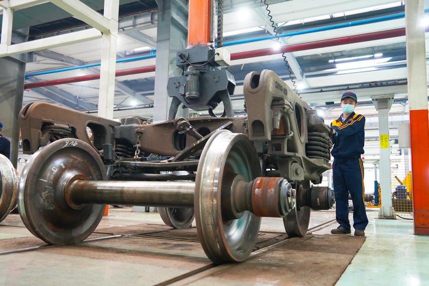 重慶西車輛段車輛鉗工正在進行轉向架組裝作業。吳晉超攝