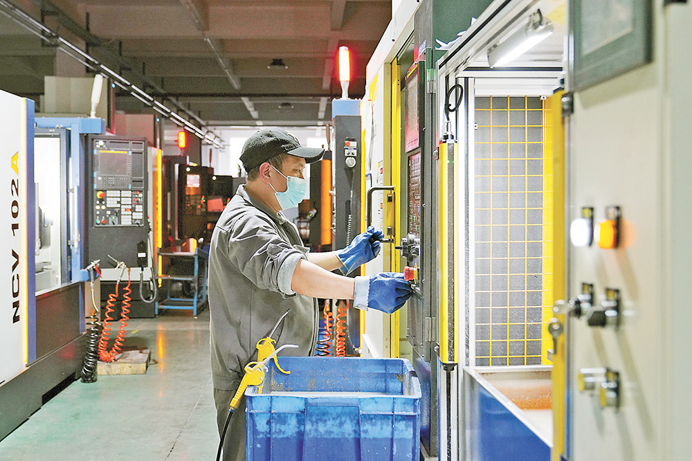 十二月二日，北碚區蔡家重慶三華工業有限公司生產車間，工人在生產線上忙碌。特約攝影 秦廷富/視覺重慶