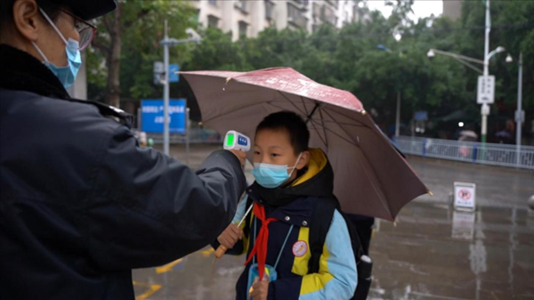 門衛對進校學生進行體溫檢測。楊安東攝