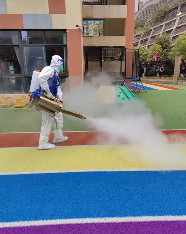 藍天救援隊正對學校開展消殺工作。楊安東攝