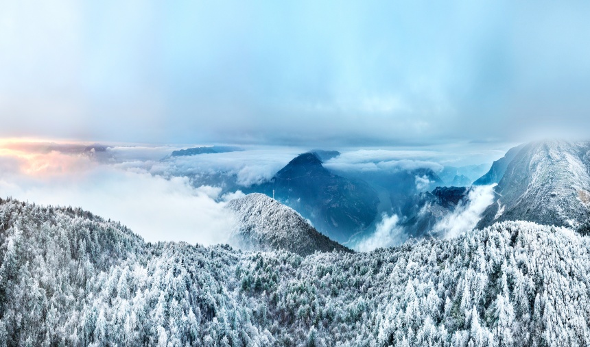 長江三峽巫峽兩岸銀裝素裹。王正坤攝