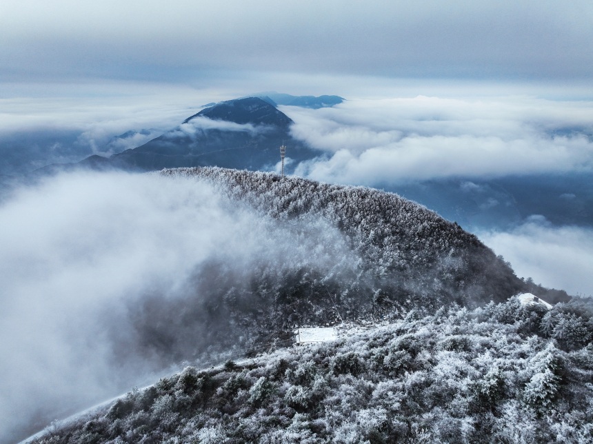 長江三峽巫峽兩岸銀裝素裹。王正坤攝