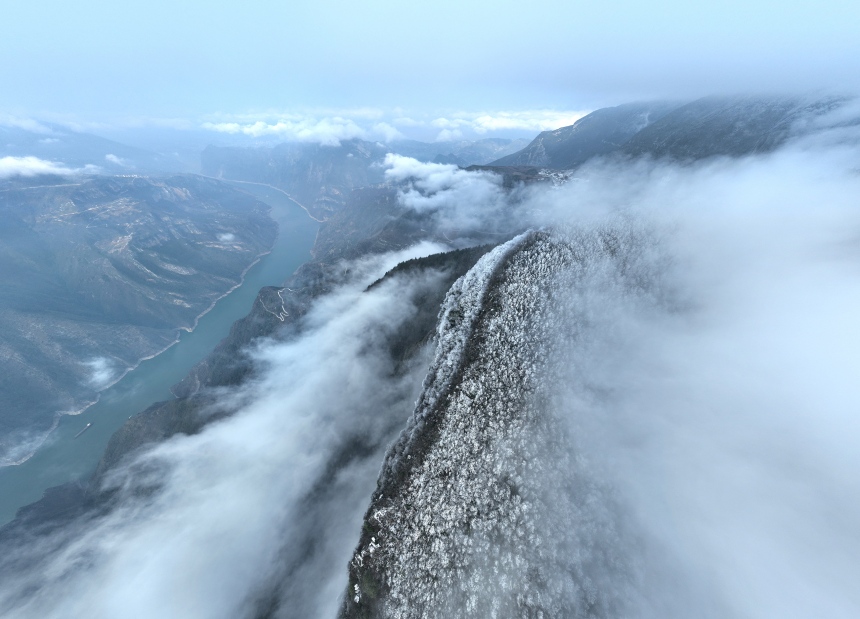 長江三峽巫峽兩岸銀裝素裹。王正坤攝