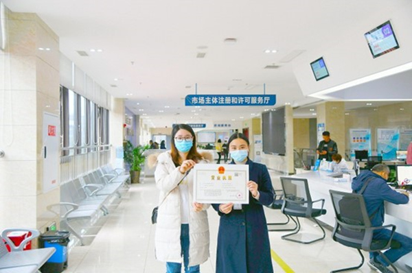 “一網通辦”讓遂潼兩地市民辦事更方便。夏培植攝