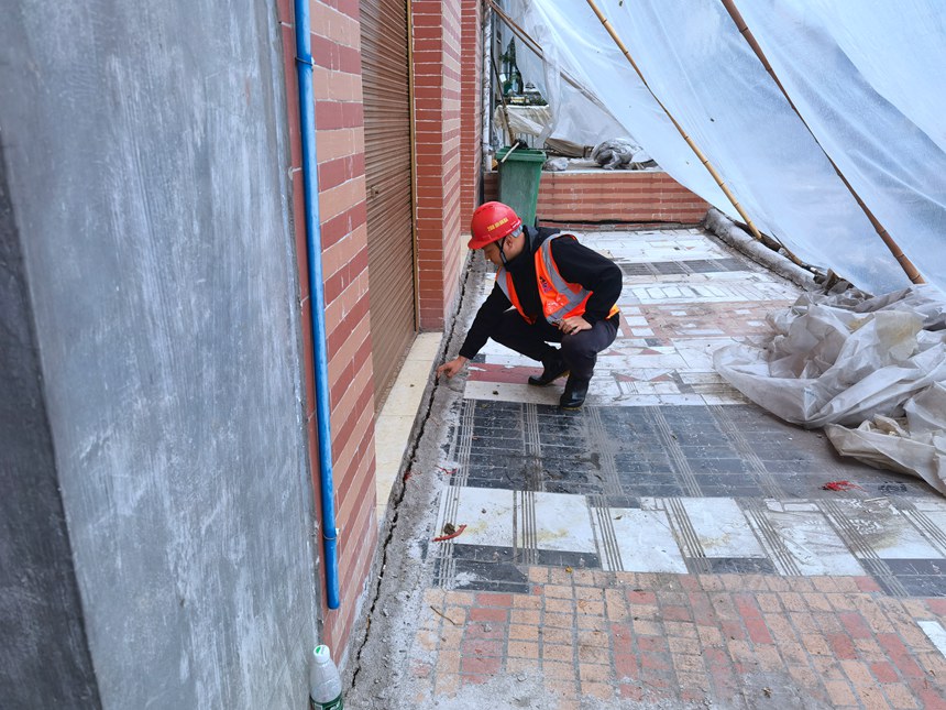 《丈量》。9月20日，巫溪縣徐家鎮持續降雨，208地質隊員巡查地災隱患點，現場測量、比較房屋地裂縫形變化情況。黎中余攝