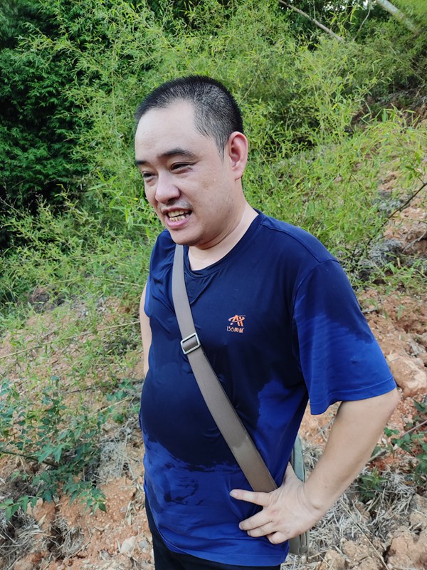 《汗流浹背》。8月2日，重慶一三六地質礦產有限責任公司駐守隊員對萬盛區萬東鎮突發變形跡象進行現場調查，汗水濕透衣背。楊勇強攝